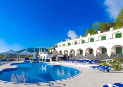 Piscina blu brillante con lettini, cielo sereno e archi bianchi mediterranei.